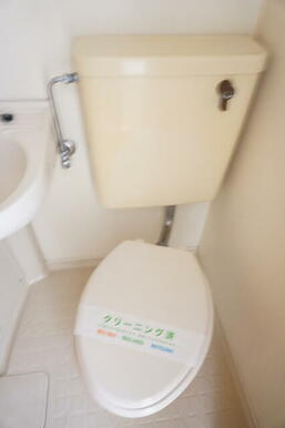 白を基調とした空間で清潔感のあるトイレです♪