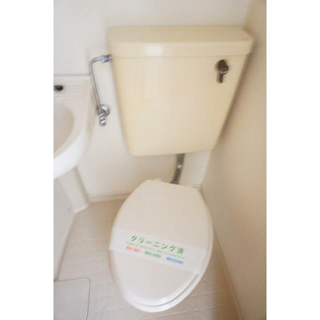 白を基調とした空間で清潔感のあるトイレです♪