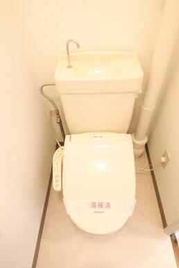 温水洗浄便座のあるトイレです♪