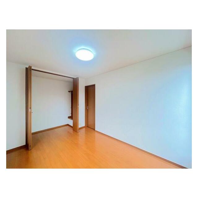 「2F西側洋室約6帖」大きなクローゼット付きです。