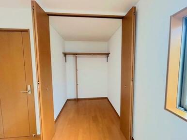 「2F東側洋室ウォークインクローゼット」奥行きがあり広々とお使いいただけます