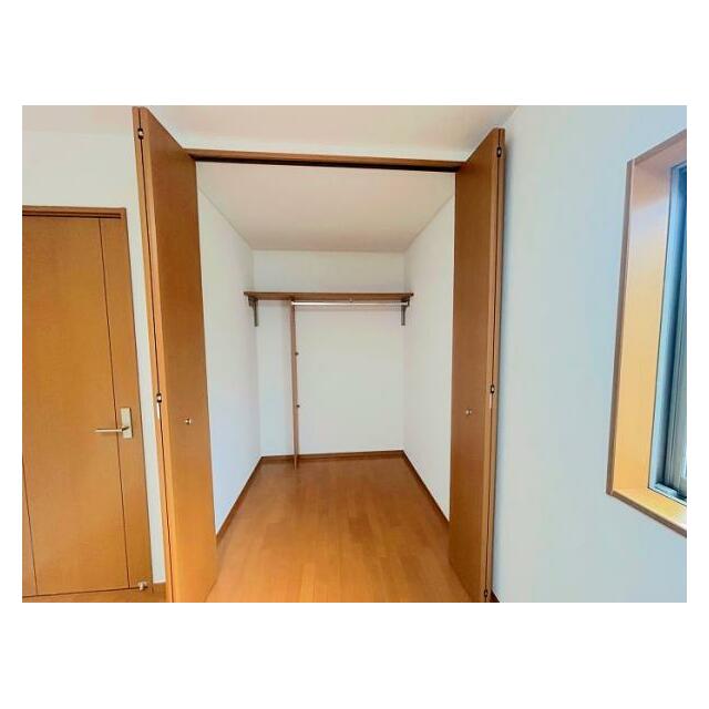 「2F東側洋室ウォークインクローゼット」奥行きがあり広々とお使いいただけます