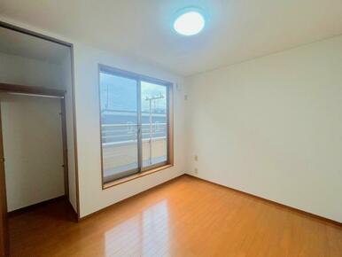 「2F南側洋室約5.2帖」南向きの窓で陽当たり良好です。