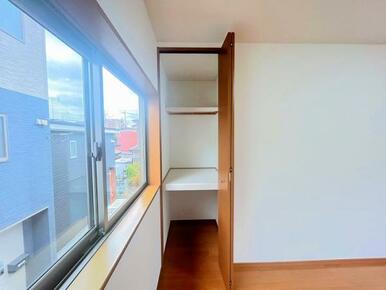 「2F東側洋室クローゼット」小物も収納しやすい形です。