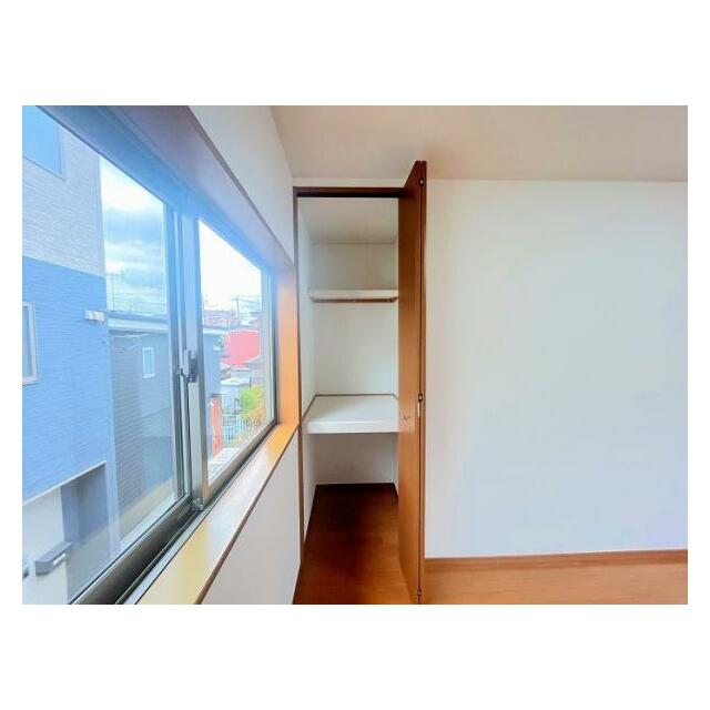 「2F東側洋室クローゼット」小物も収納しやすい形です。