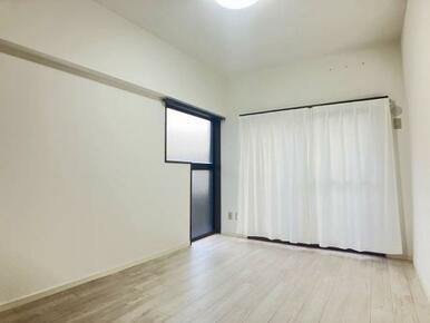 「洋室」約6.5帖の洋室の様子です