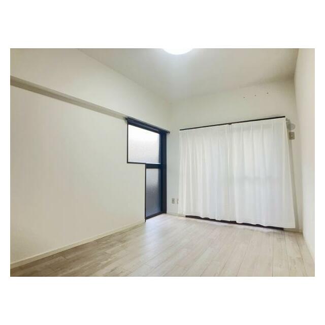 「洋室」約6.5帖の洋室の様子です