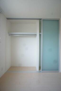 【収納】壁面の収納スペースは天井まで高さがあるので、丈の長い衣類はこちらへどうぞ♪