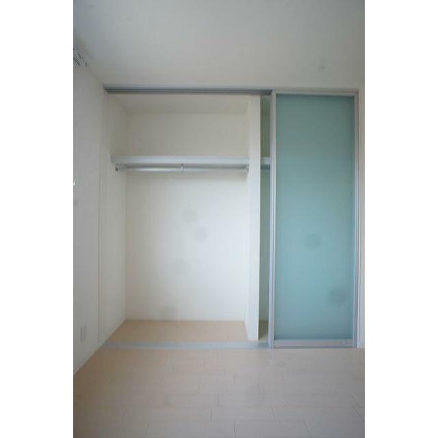 【収納】壁面の収納スペースは天井まで高さがあるので、丈の長い衣類はこちらへどうぞ♪