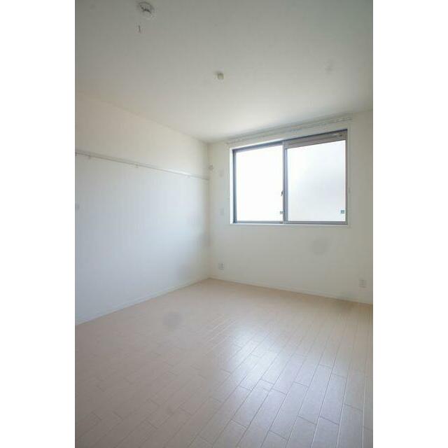 【洋室】大きな窓が付いていて明るい空間です。寝室や子供部屋ｅｔｃ様々な用途にどうぞご利用ください♪