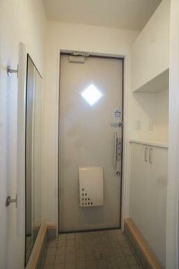 【玄関】上下に分かれた下駄箱は収納量はもちろん、お花や写真などを飾って彩りのある空間を演出できます…