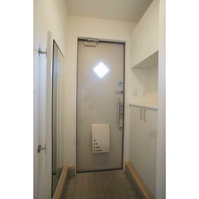 【玄関】上下に分かれた下駄箱は収納量はもちろん、お花や写真などを飾って彩りのある空間を演出できます…