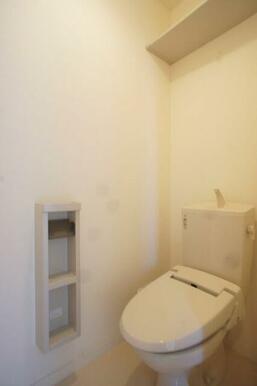 【トイレ】今や老若男女に必須アイテムの洗浄機能付暖房便座です！上部には空間を利用しトイレットペーパ…