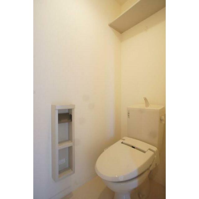 【トイレ】今や老若男女に必須アイテムの洗浄機能付暖房便座です！上部には空間を利用しトイレットペーパ…