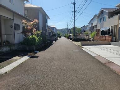 前面道路も広々、交通量も少なく静かな住環境です！