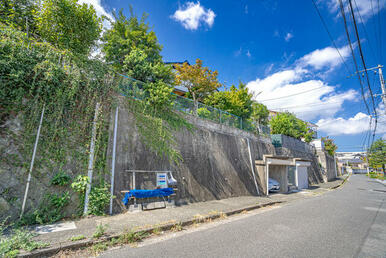 見通しの良い道路で、駐車の時も安心