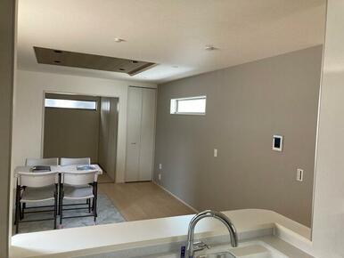 単調になりがちなお部屋の印象も面違いのクロスが格好のアクセントに（1号棟）