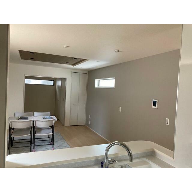 単調になりがちなお部屋の印象も面違いのクロスが格好のアクセントに（1号棟）