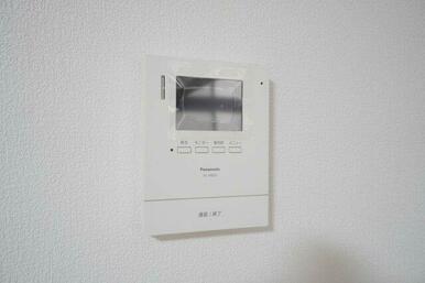 録画機能付きインターホンなので、不在時の来客も確認することができます。防犯面を考えると必須のアイテムです！