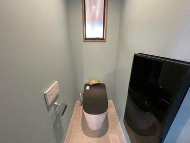 トイレは新品のタンクレストイレに交換しています。