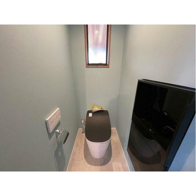 トイレは新品のタンクレストイレに交換しています。