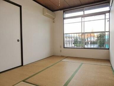 遮る建物がなく明るいお部屋！畑が見えるのどかな環境です◎