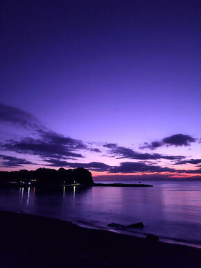 三戸海岸は東海岸に面しているので富士山をバックに夕日が沈んでいきます。