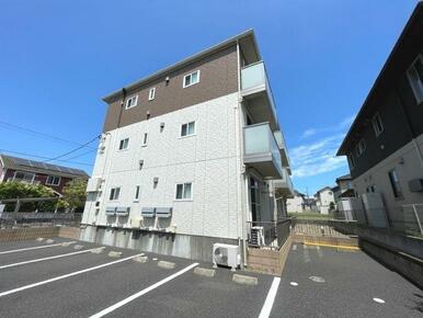 敷地内舗装駐車場、別途契約月額3,300円（税込）