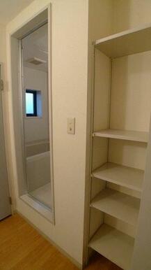 洗面所には作りつけの棚がございます。バスタオルや洗剤を置いておくのに便利ですね。