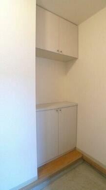 下足箱です。上下に分かれており、収納力たっぷりです。