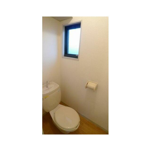 お手洗いにも小窓が付いています。