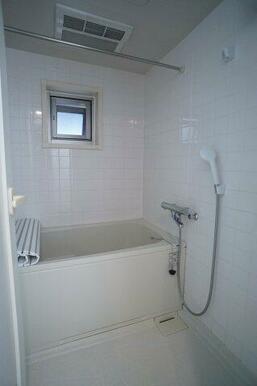 清潔感のある浴室には、換気窓があります。サーモスタッド水栓で温度調整も簡単♪