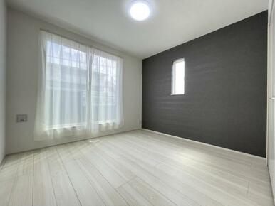 お部屋からバルコニーに出られるので洗濯物や布団などをすぐ干せ取込みも楽にできます！