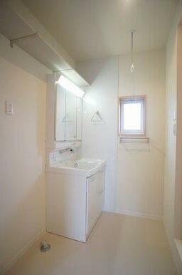 洗面スペースには朝の忙しいときに便利な洗髪洗面化粧台付き！もちろん洗濯機置場もございます♪