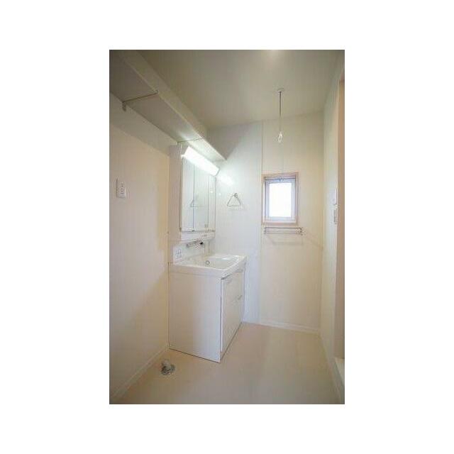 洗面スペースには朝の忙しいときに便利な洗髪洗面化粧台付き！もちろん洗濯機置場もございます♪