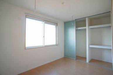 【北洋室５．５帖】雨天・曇天時だけでなく花粉対策や防犯上、人目を避けたい洗濯物の室内干しに役立つホ…