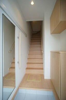 玄関にはお出かけ前の身だしなみチェックもできる全身ミラー付き◎