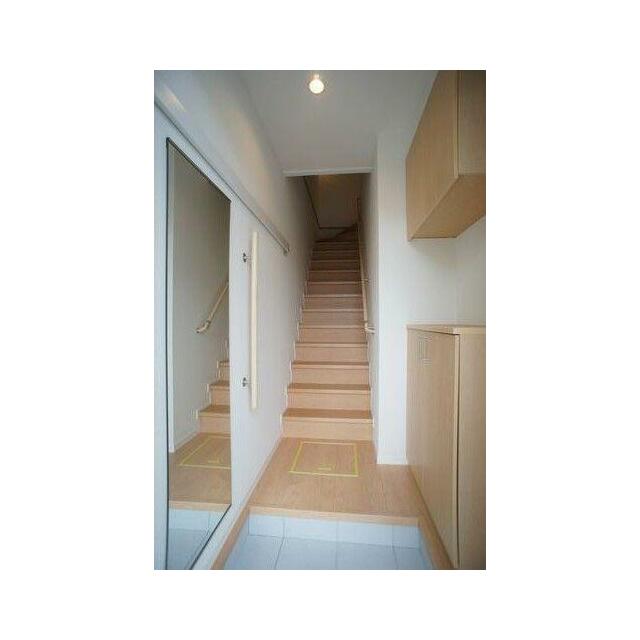 玄関にはお出かけ前の身だしなみチェックもできる全身ミラー付き◎