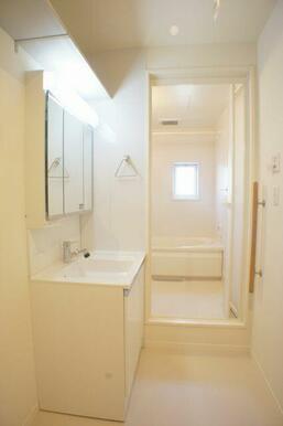 ★独立洗面台☆忙しい朝もラクラク洗髪可能です♪