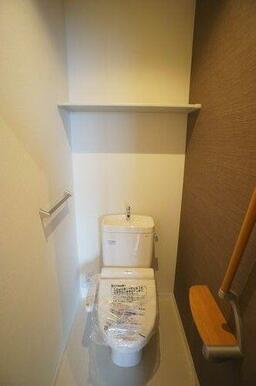 清潔感のあるお手洗いはシンプル＆高機能！温水洗浄機能＋タオルかけ＋収納棚付き！