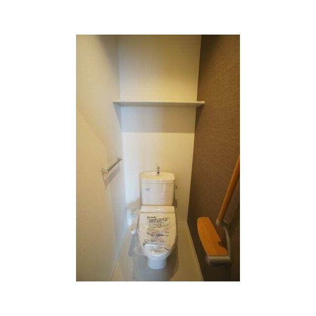 清潔感のあるお手洗いはシンプル＆高機能！温水洗浄機能＋タオルかけ＋収納棚付き！