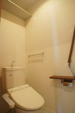 ★トイレ☆　シャワートイレ完備♪上部には棚があり、小物が置けます♪