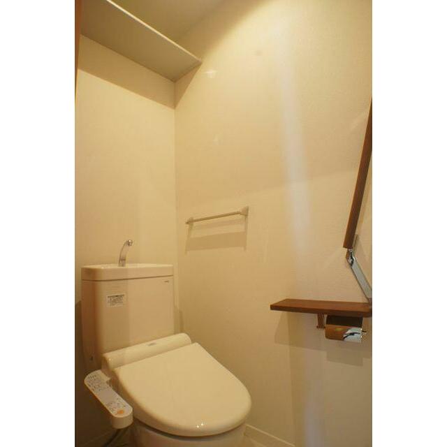 ★トイレ☆　シャワートイレ完備♪上部には棚があり、小物が置けます♪