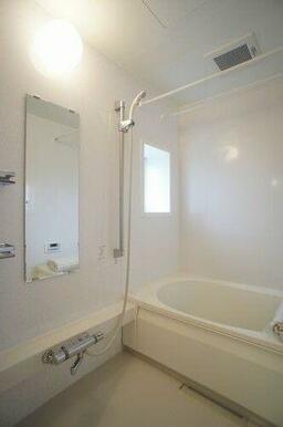 アクセントウォールを使用したお洒落な浴室でリラックスタイムをお楽しみください♪