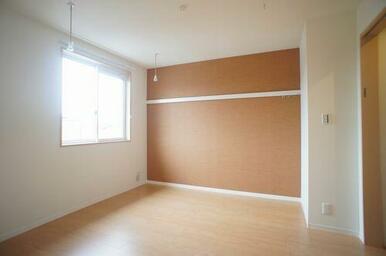 こちらの洋室も南側に大きな窓あり！やっぱり日当たりがいいと気持ちも良いですよ♪