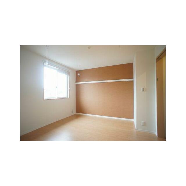 こちらの洋室も南側に大きな窓あり！やっぱり日当たりがいいと気持ちも良いですよ♪