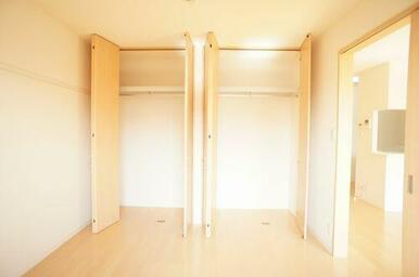 パイプハンガー付きの収納がついています。上部は奥行きのある押し入れ収納としても活用できます♪