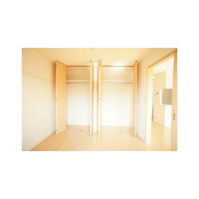 パイプハンガー付きの収納がついています。上部は奥行きのある押し入れ収納としても活用できます♪