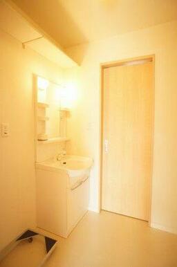 洗面スペースには朝の忙しいときに便利な洗髪洗面化粧台付き！もちろん洗濯機置場もございます♪