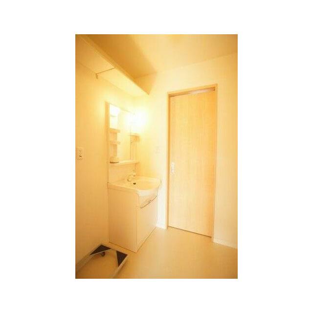 洗面スペースには朝の忙しいときに便利な洗髪洗面化粧台付き！もちろん洗濯機置場もございます♪